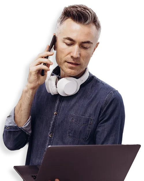 Homme utilisant le service de téléphonie IP entreprise d'integraphone